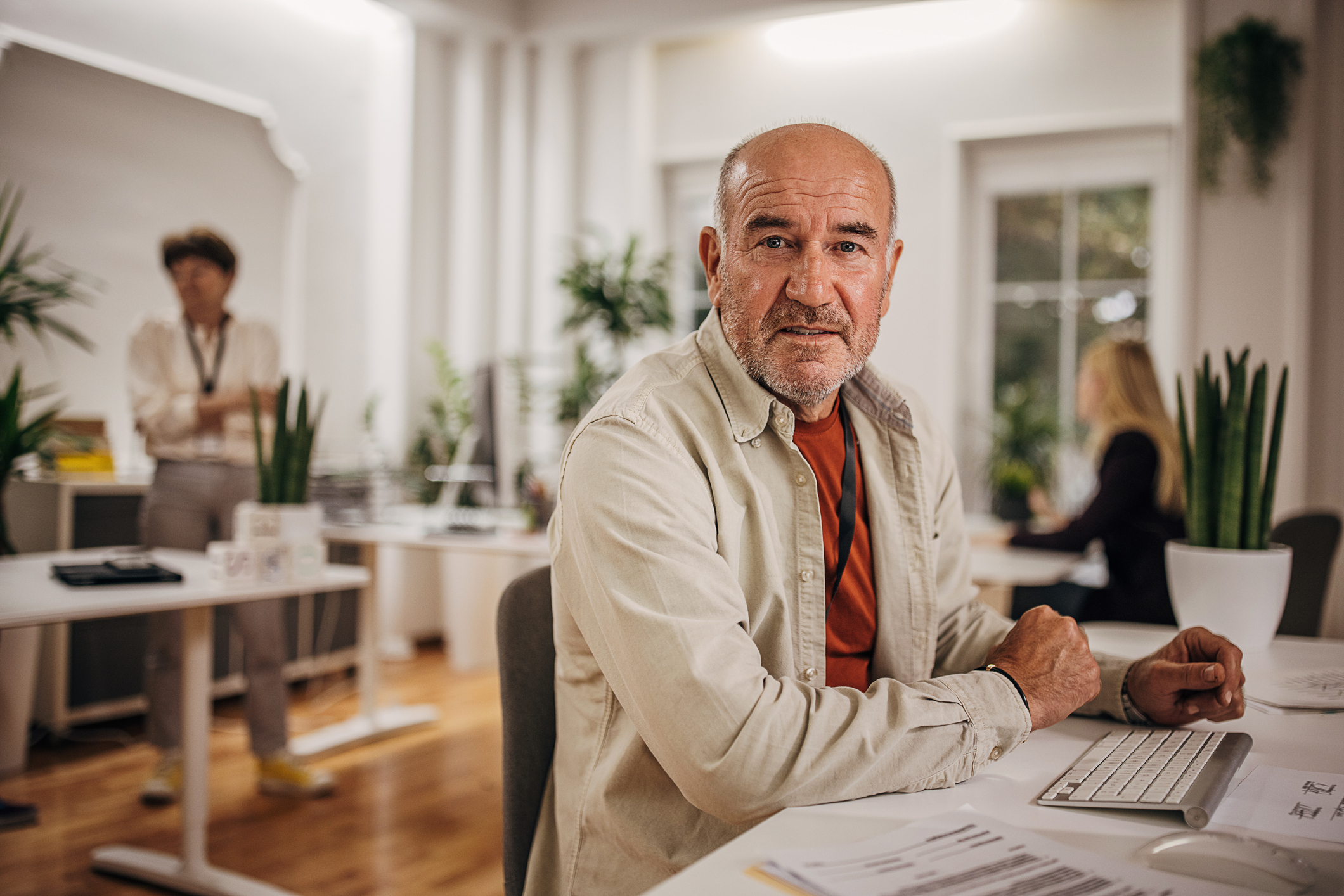 Älterer Mann im Büro