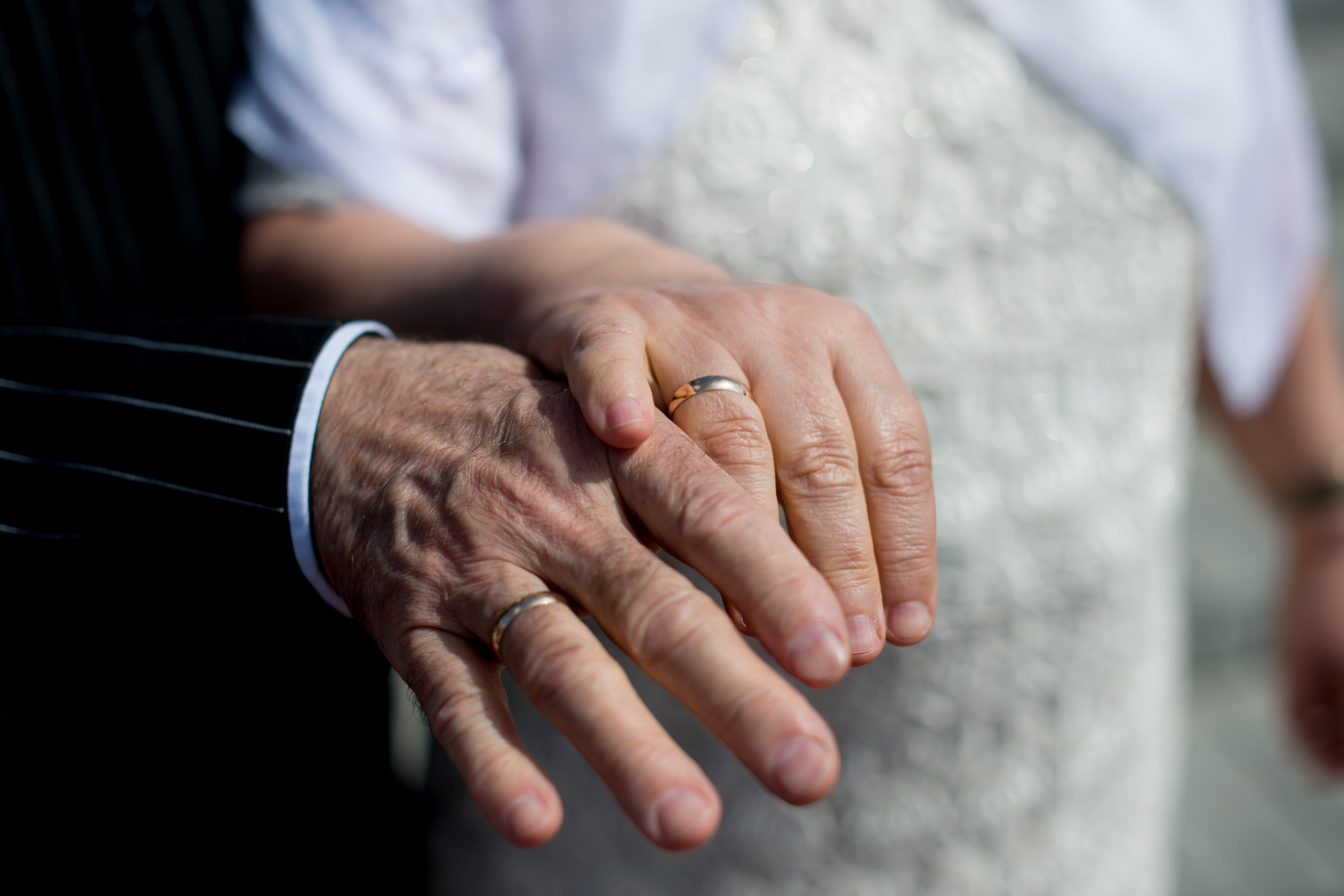 rente-hinterbliebene-aelteres-paar-heiratet-haende-2202939356