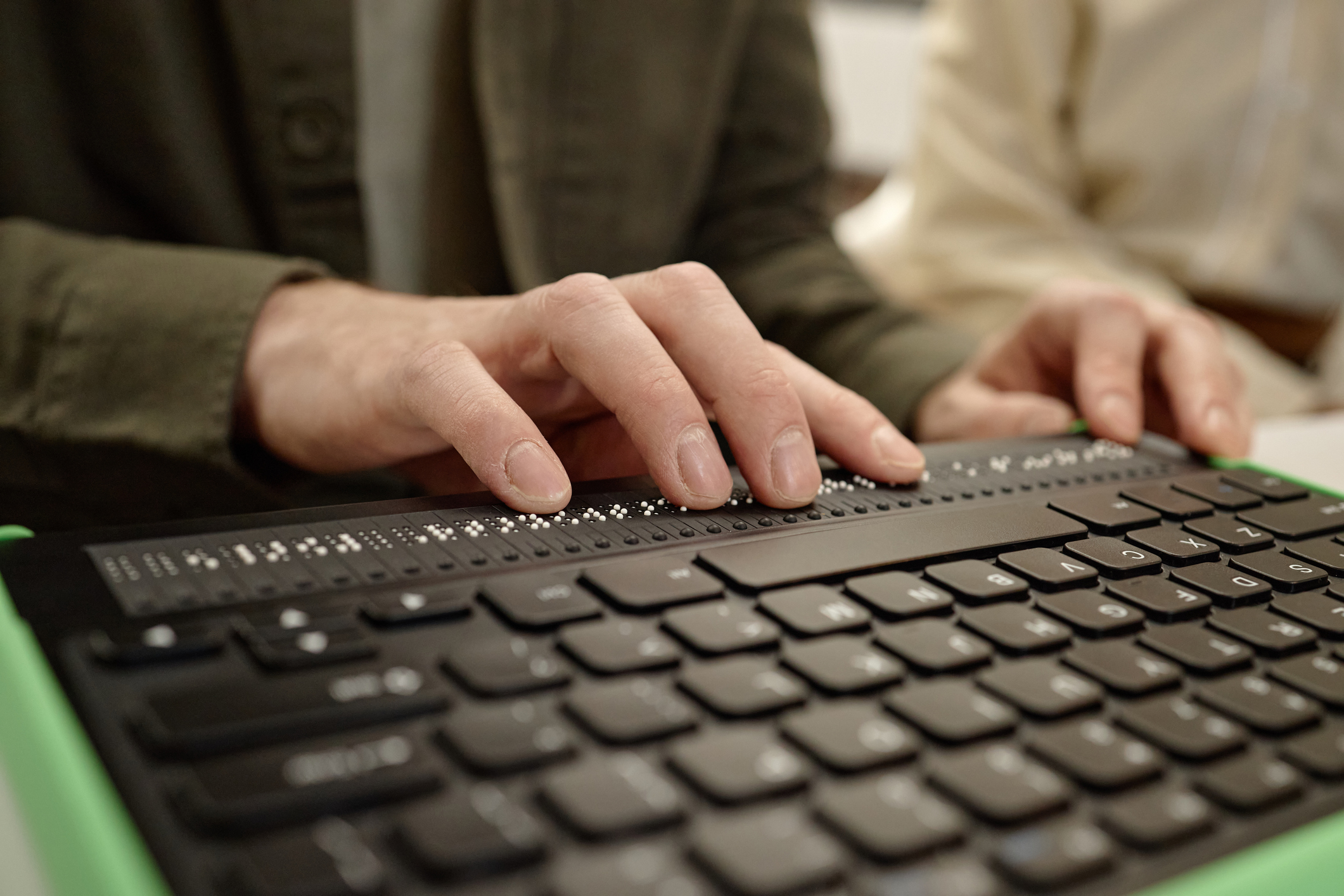 Schwerbehinderung: Tastatur mit Blindenschrift