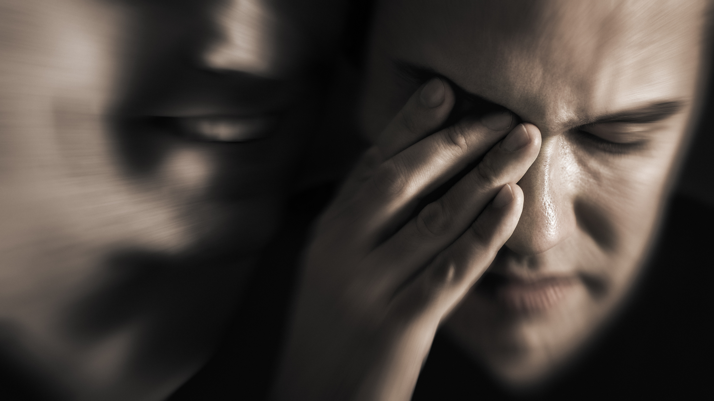 arbeitsschutz-psychische-erkrankung-niedergeschlagen-verwirrter-mann-2245514883