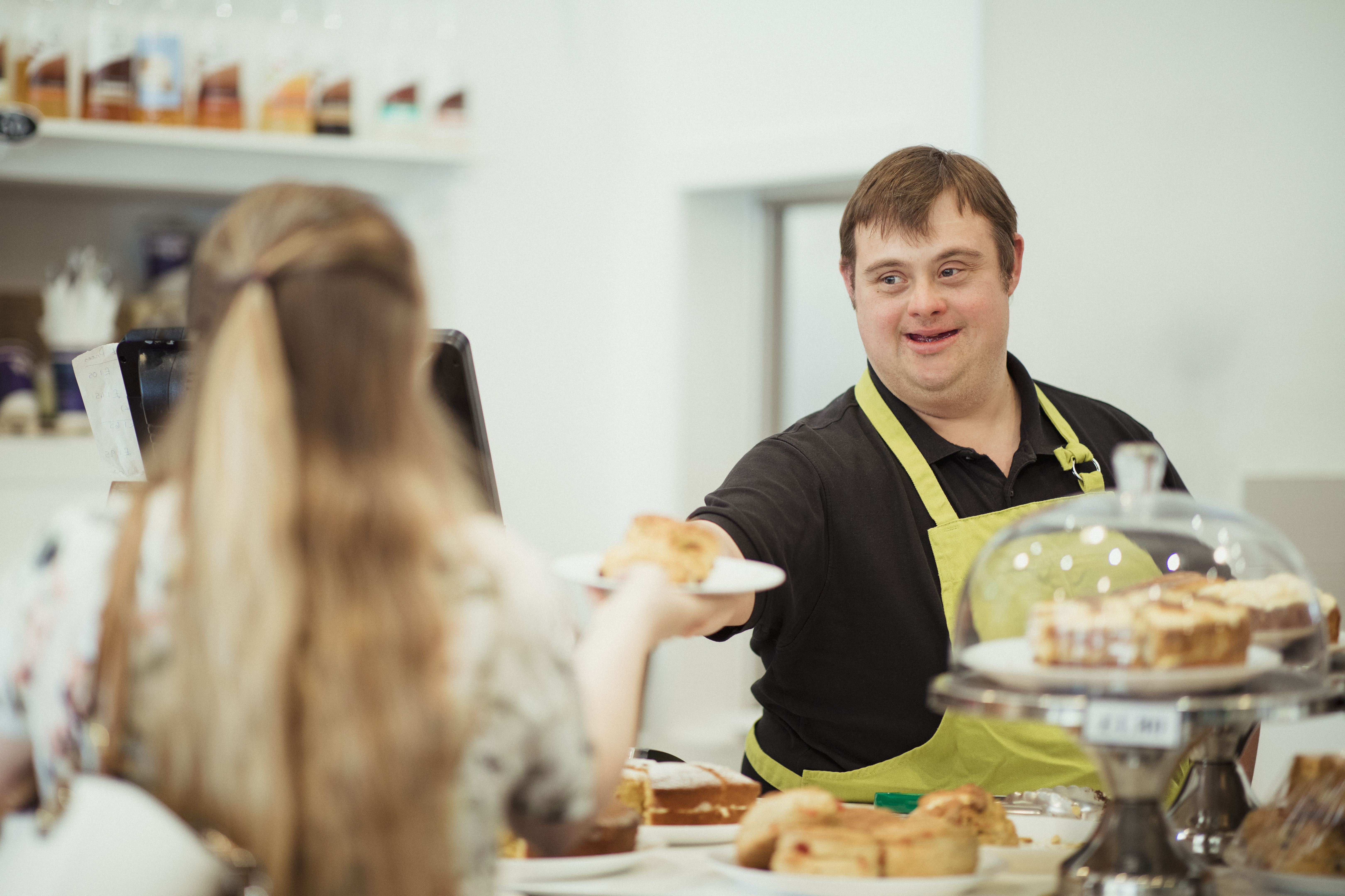 Kellner mit Downsyndrom