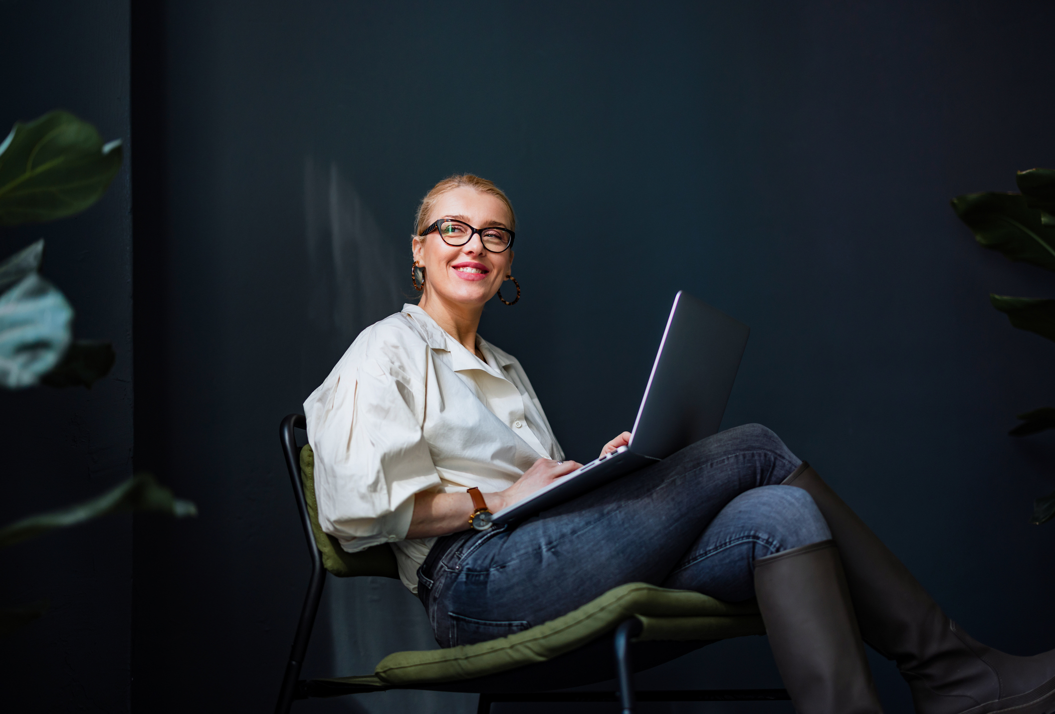 Frau mit Laptop lächelt 