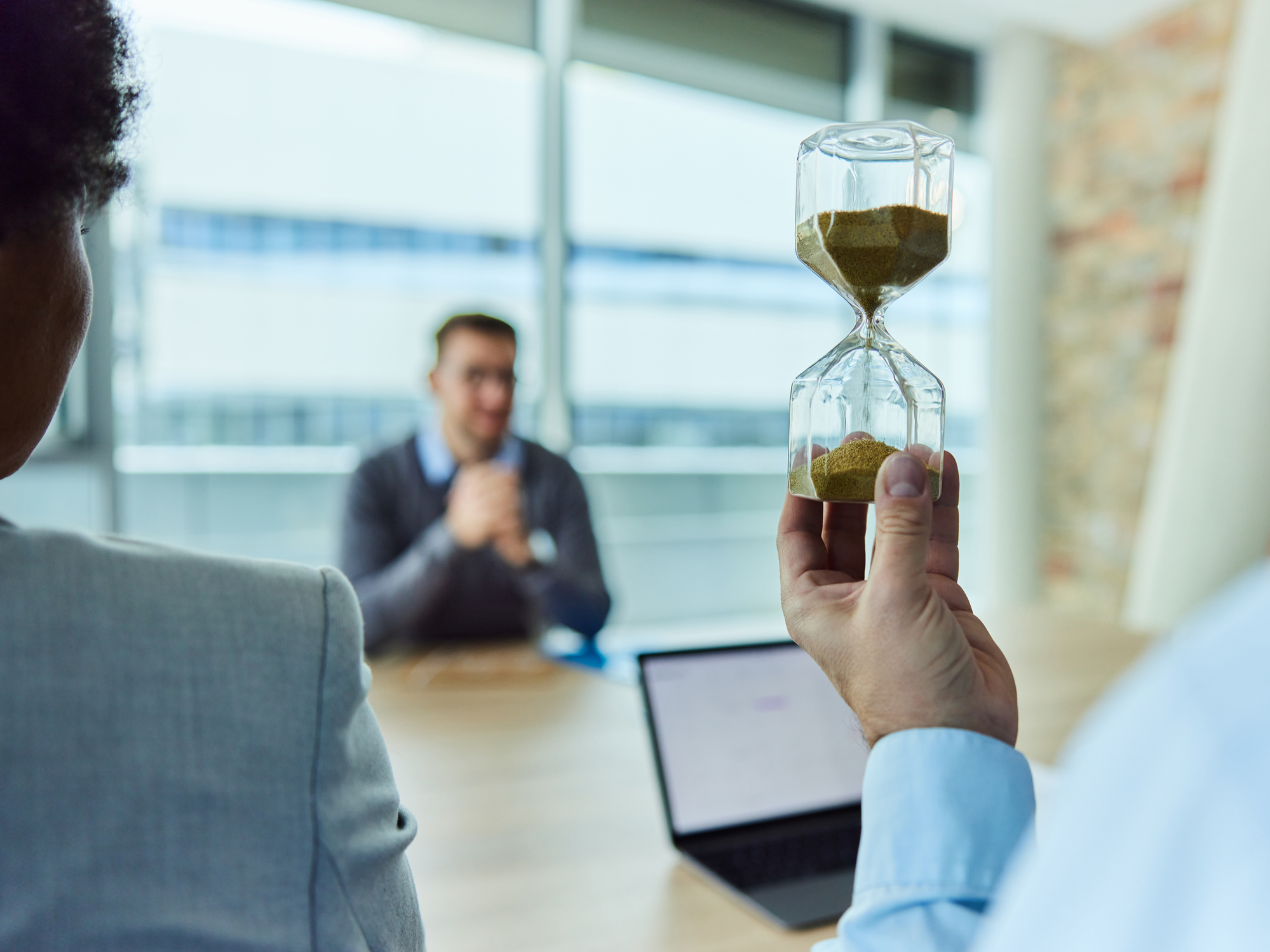 Sanduhr wird hochgehalten