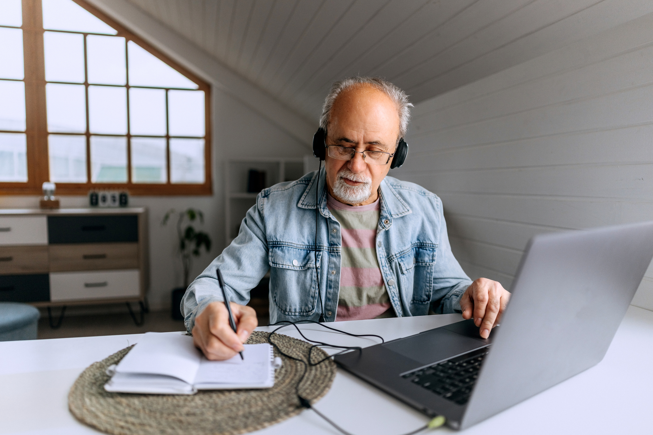 arbeitsorganisation-aelterer-mann-homeoffice-notizen-2206045230-(1)